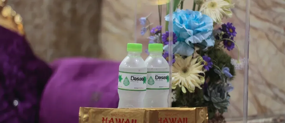 桌子 上方 Hawaii 標誌 零食與 瓶裝水