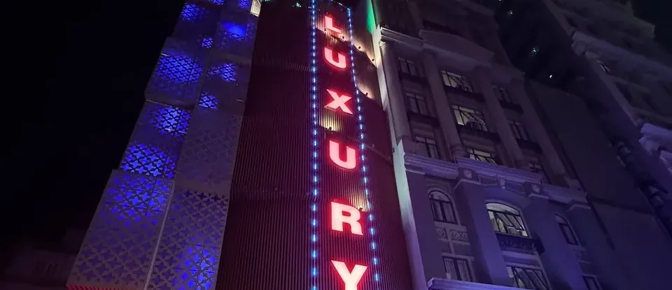 華麗的 霓虹燈 亮起的 Luxury 按摩 建築 夜景