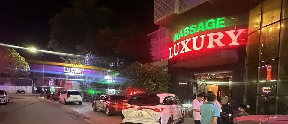 綠色與 紅色 霓虹 招牌 發光的 店家 入口