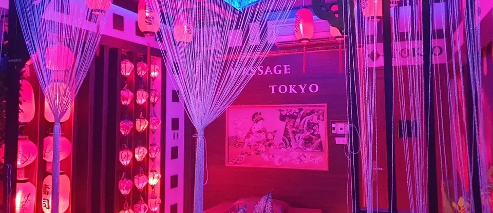 紅色 等與 珠飾 以窗簾 夢幻般的 氛圍 按摩房間