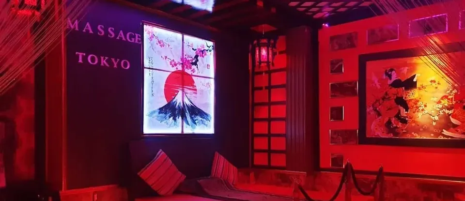 富士山 畫作 燈光與 紅色 設有床的 按摩床房間