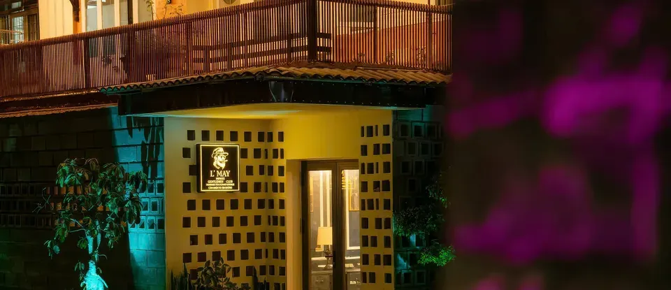 夜間於 燈光 亮起的 L'may SPA 入口