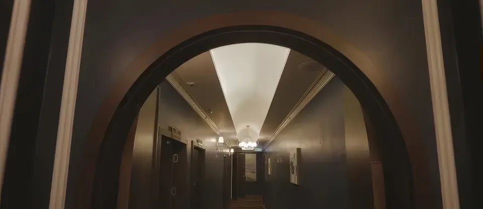 拱形 門 透過 看到的 昏暗且 長的 走廊