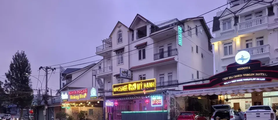 霓虹燈 亮起的 按摩店 建築 夜景