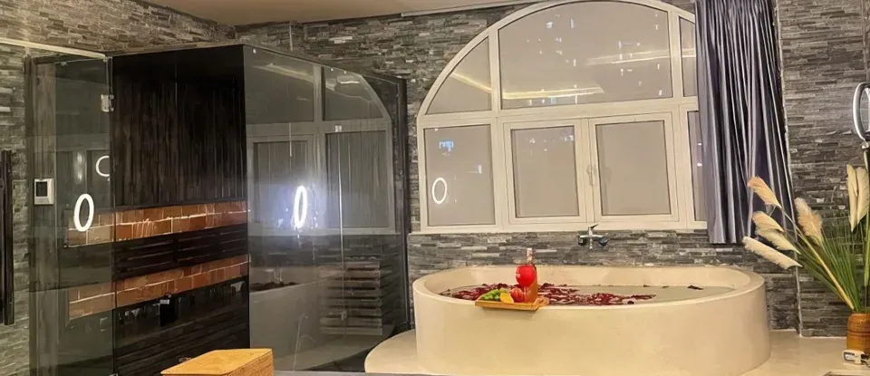 設有浴缸與桑拿的 私人 SPA 房