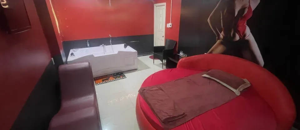 圓形 床與 按摩浴缸 紅色 房間