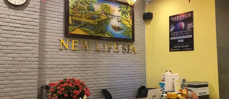 灰色 磚牆 室內裝潢的 服務櫃檯
