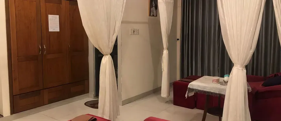 白色 以窗簾 打造的 按摩房
