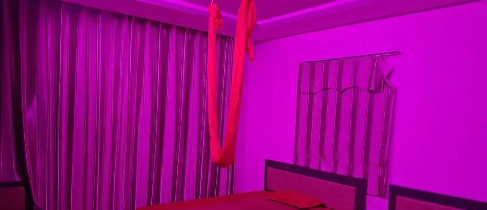 兩個 個 紅鞦韆 按摩床