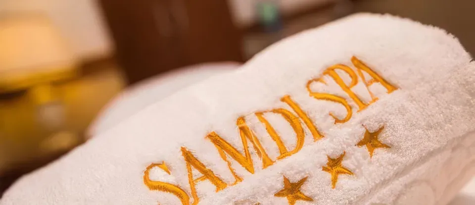 Samdi 按摩 標誌 刻有 白色 毛巾