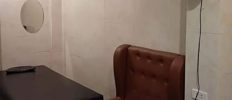 按摩床與 棕色 設有椅子的 房間