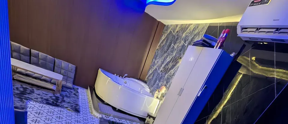 白色 浴缸與 設有沙發的 SPA 房