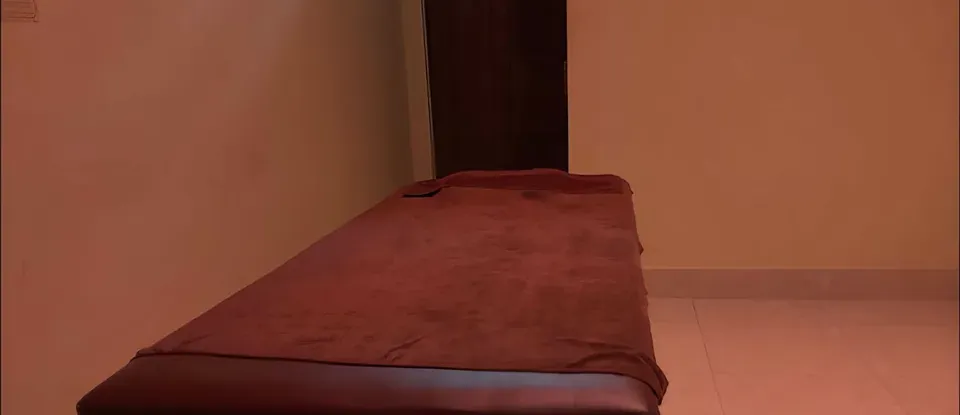 安靜的 房間 內的 按摩 床
