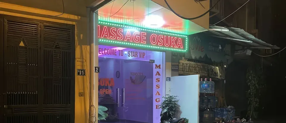 Oscar 按摩 店家的 夜間 外部