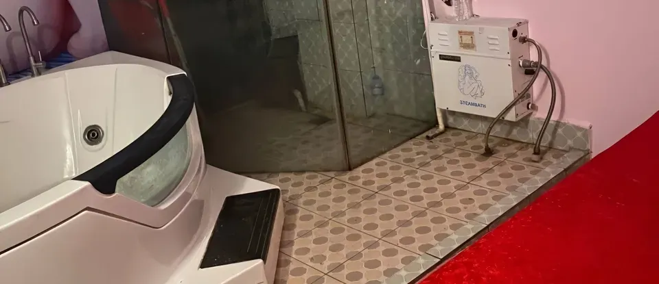 按摩房的 白色 浴缸與 紅色 床墊