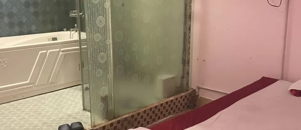 按摩床與 玻璃牆 隔著… 浴缸