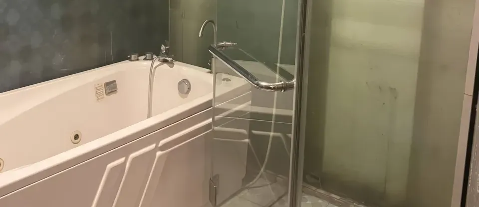 玻璃 淋浴隔間 旁邊的 白色 浴缸