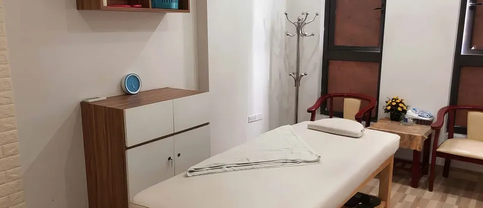 按摩床與 收納櫃 房間