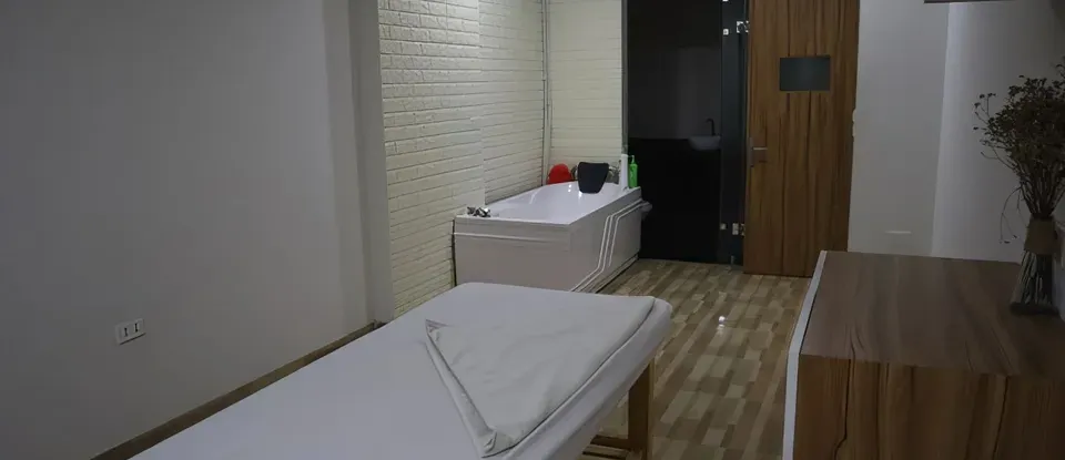 白色 牆與 按摩浴缸 按摩房