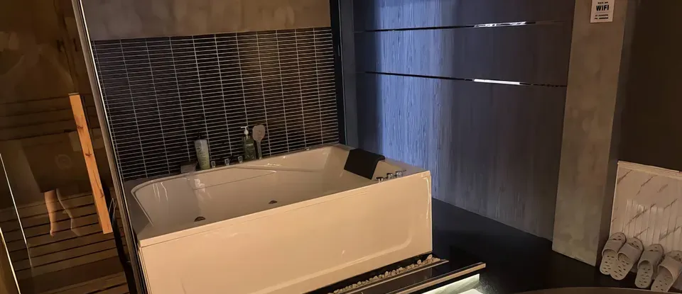 桑拿 旁邊 浴缸