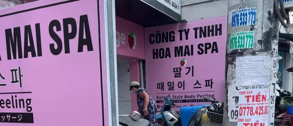 Pink 色調的 整潔的 SPA 按摩 店家 內部 室內裝潢