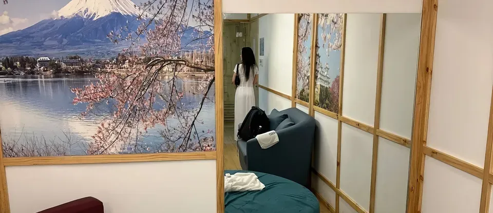 鏡子於 SPA 房 內部 樣貌