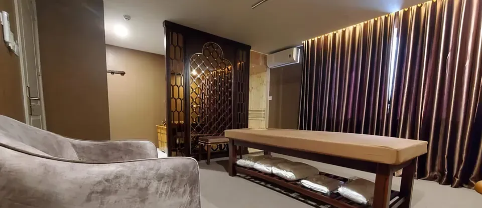 按摩 床與 設有沙發的 房間