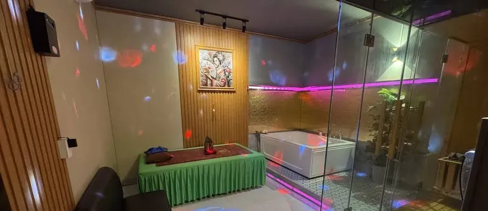 綠色 床與 玻璃 淋浴隔間 房間