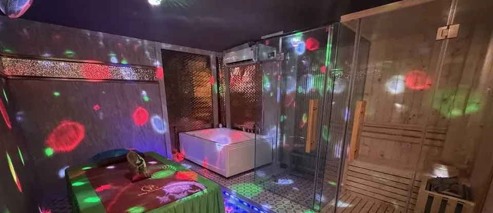 桑拿與 設有浴缸的 按摩房