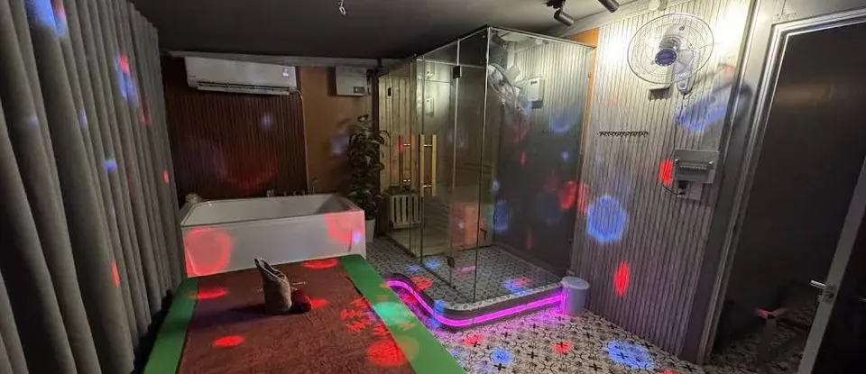 粉紅色 燈光 設有浴缸的 按摩房