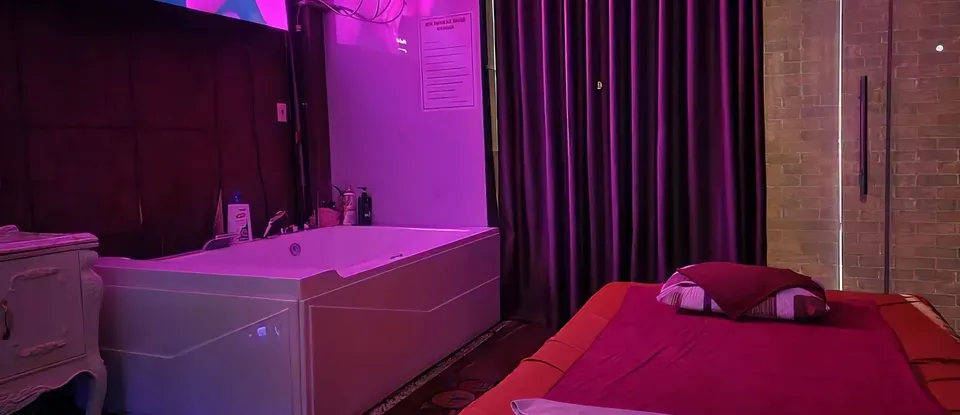 浴缸與 紅色 床單的 按摩床