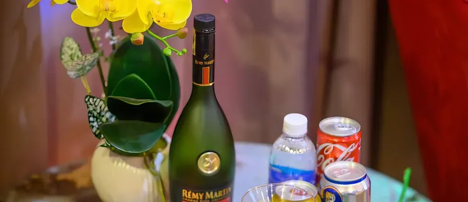 飲料 以及 花朵 裝飾