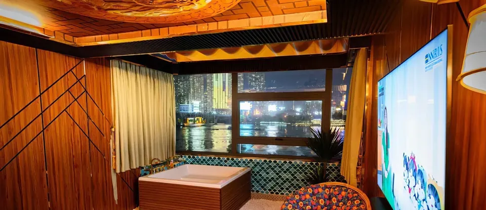 河流 窗邊 設有浴缸的 房間