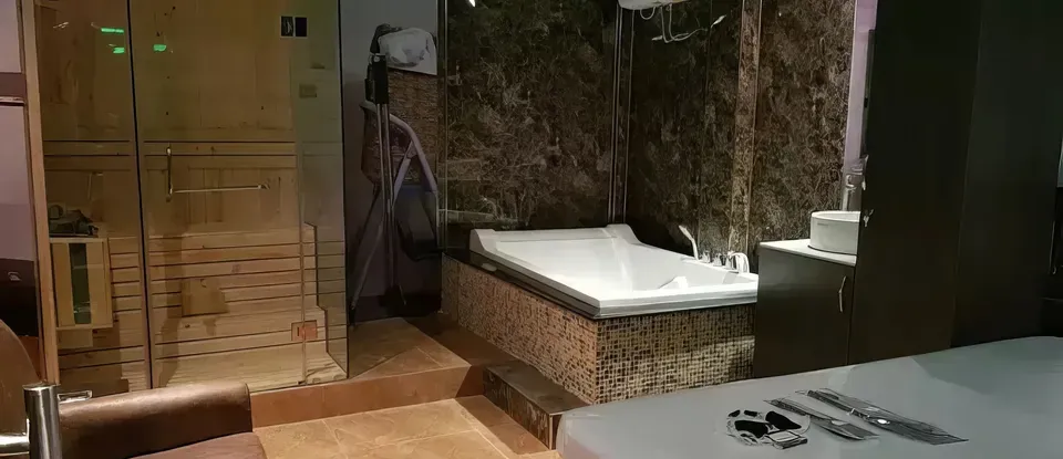 按摩房的 浴缸與 木質 桑拿