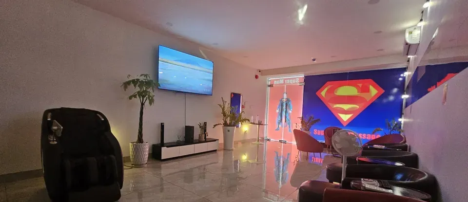 Superman 設有標誌的 按摩 等候室