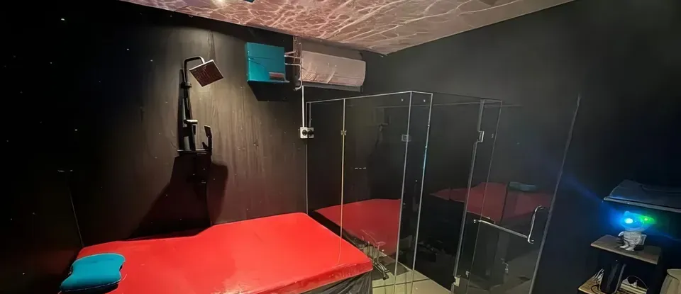 紅色 按摩床與 淋浴間
