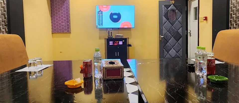KTV 設備與 大理石 桌子 房內