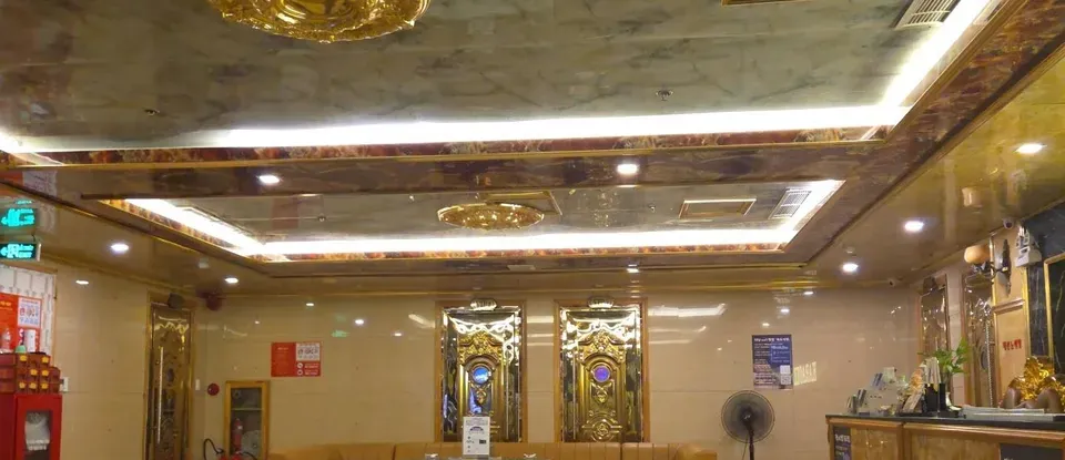 金色 裝飾的 等候區與 沙發