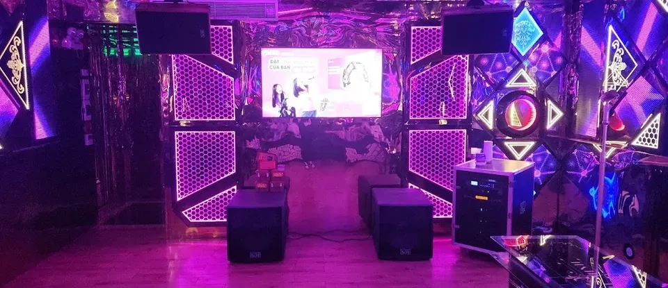 華麗的 燈光與 大型 螢幕 完備的 KTV