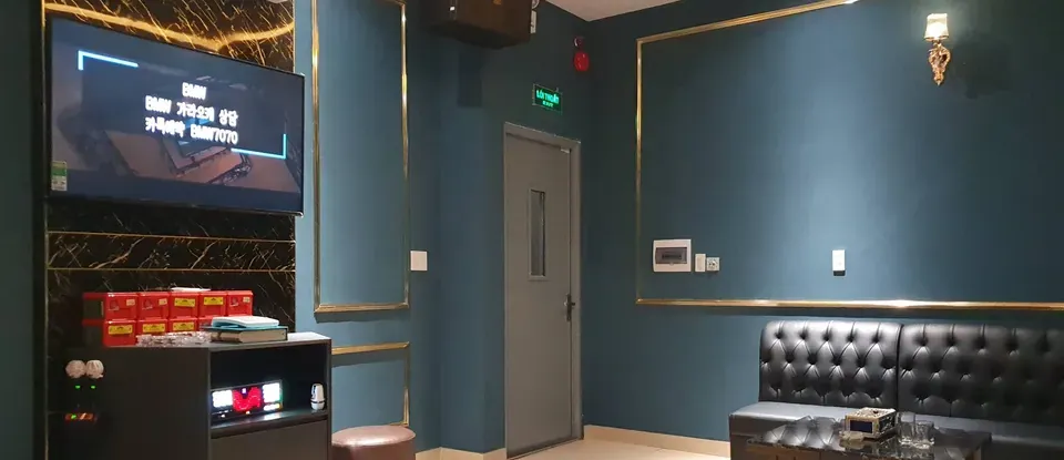 大型 TV與 整潔的 室內裝潢 配備 最新式 KTV