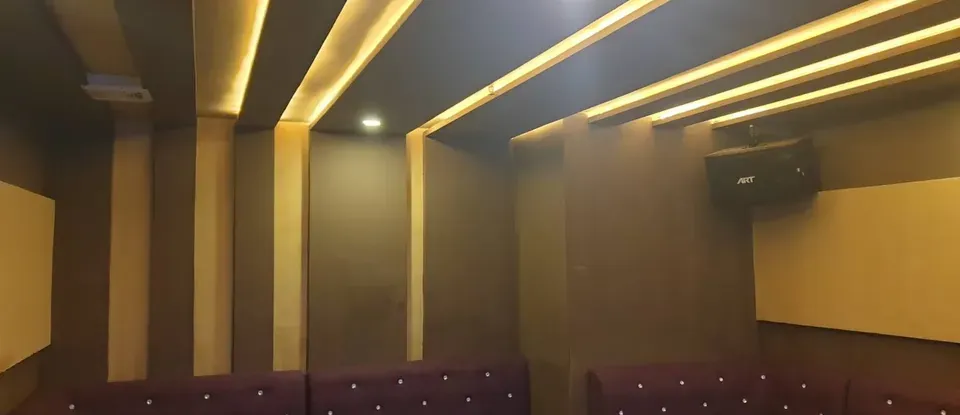 燈光以 溫馨的 氛圍 房間 全景