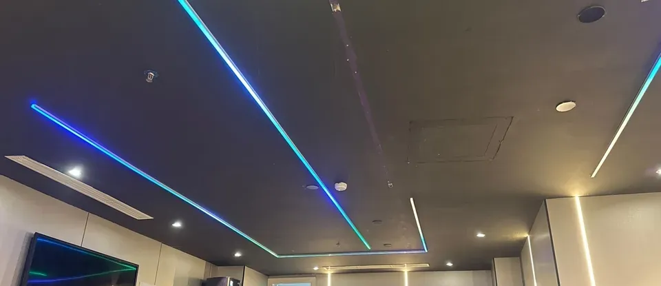 的 燈光 展現特色的 天花板 室內裝潢