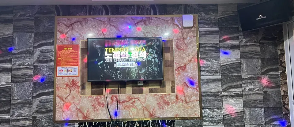 最新式 KTV 設備與 精緻的 牆面 設計
