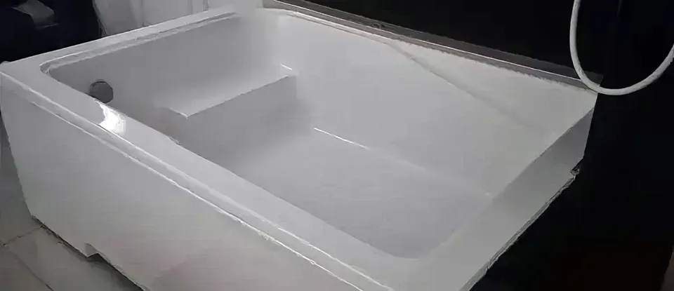 按摩房 裡面 白色 浴缸