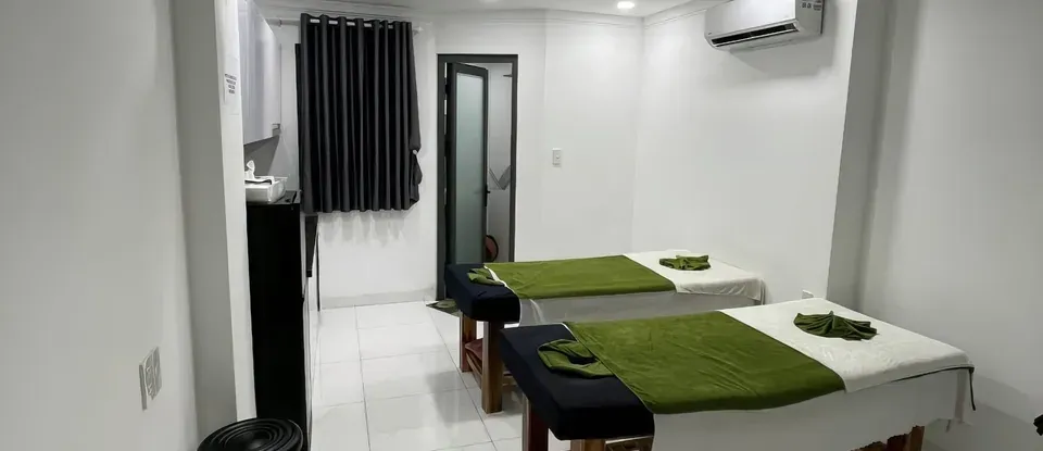 兩個 個 設有按摩床的 明亮的 SPA 房