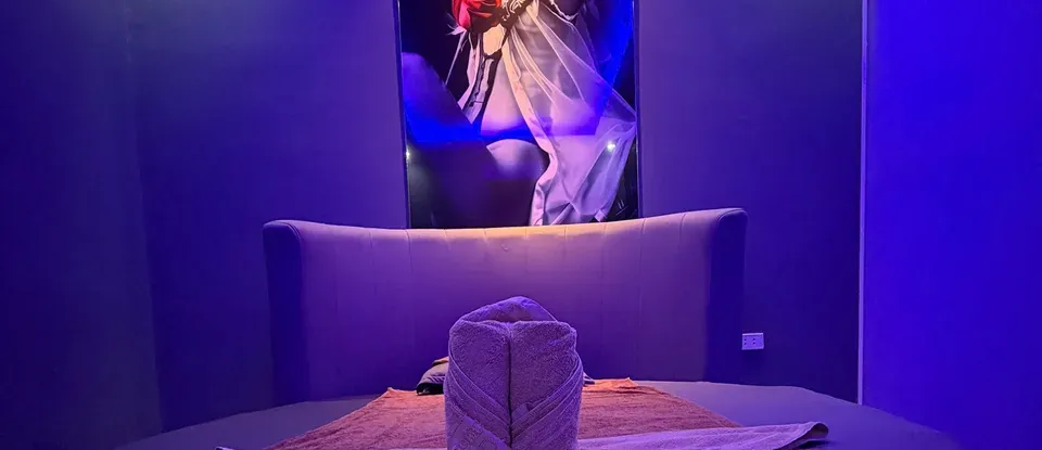紫色 燈光的 Luxury 按摩房間