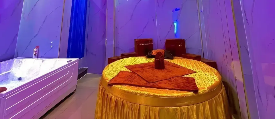 圓形 按摩床與 設有浴缸的 房間