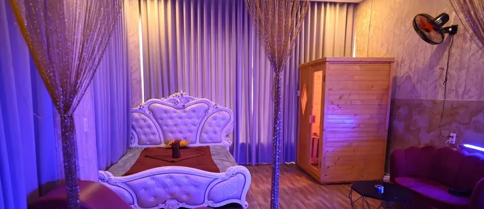 桑拿與 紅色 設有沙發的 按摩房