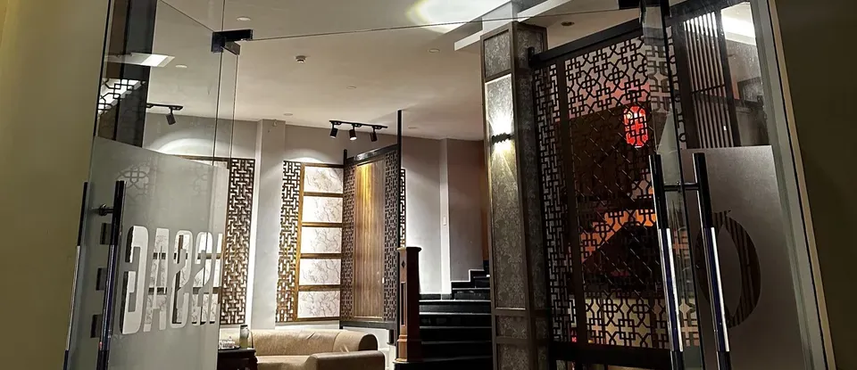按摩店 入口與等候區的 沙發