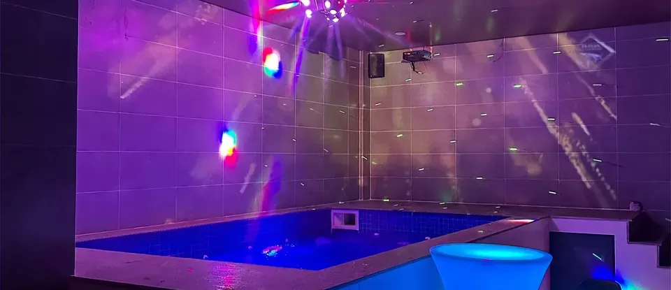 華麗的 燈光 映照的 室內 游泳池